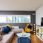 Perfect For Business Travellers & Relocation - 4 Beds, 2 Bath - Free Wifi - Monthly Offers *