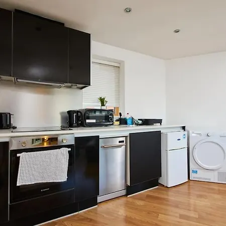 Ls1 Perfect For Business Travellers & Relocation - 4 Beds, 2 Bath - Free Wifi - Monthly Offers