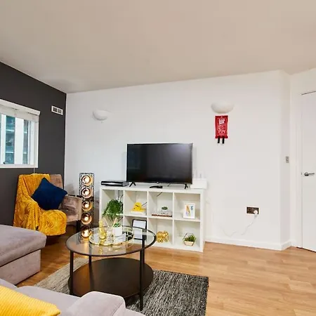Perfect For Business Travellers & Relocation - 4 Beds, 2 Bath - Free Wifi - Monthly Offers شقة *