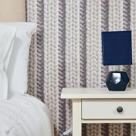 Perfect For Business Travellers & Relocation - 4 Beds, 2 Bath - Free Wifi - Monthly Offers *