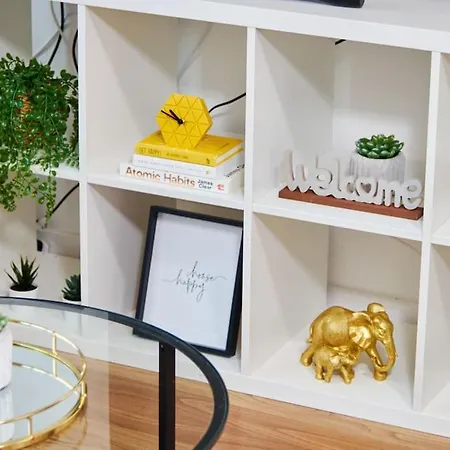 Apartment Perfect For Business Travellers & Relocation - 4 Beds, 2 Bath - Free Wifi - Monthly Offers