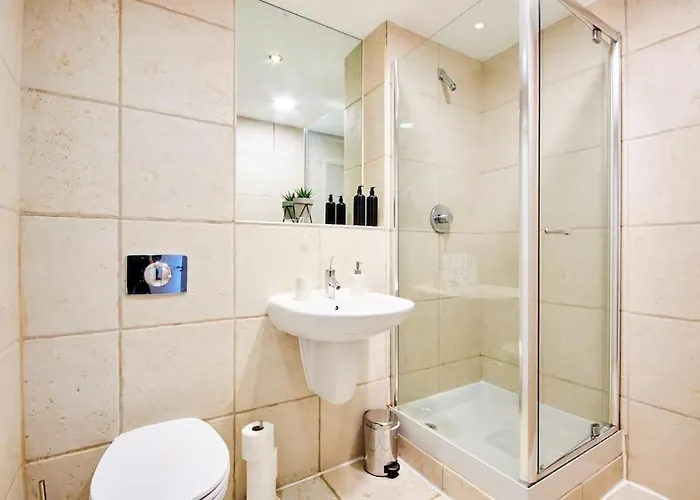 Apartamento Perfect For Business Travellers & Relocation - 4 Beds, 2 Bath - Free Wifi - Monthly Offers *