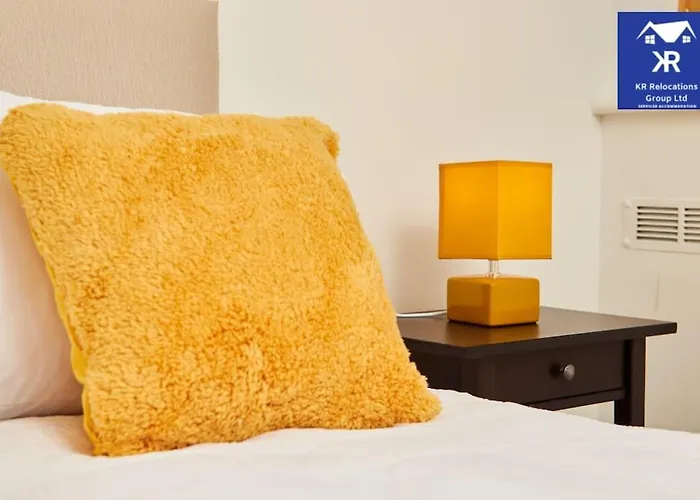 Perfect For Business Travellers & Relocation - 4 Beds, 2 Bath - Free Wifi - Monthly Offers Апартаменти *