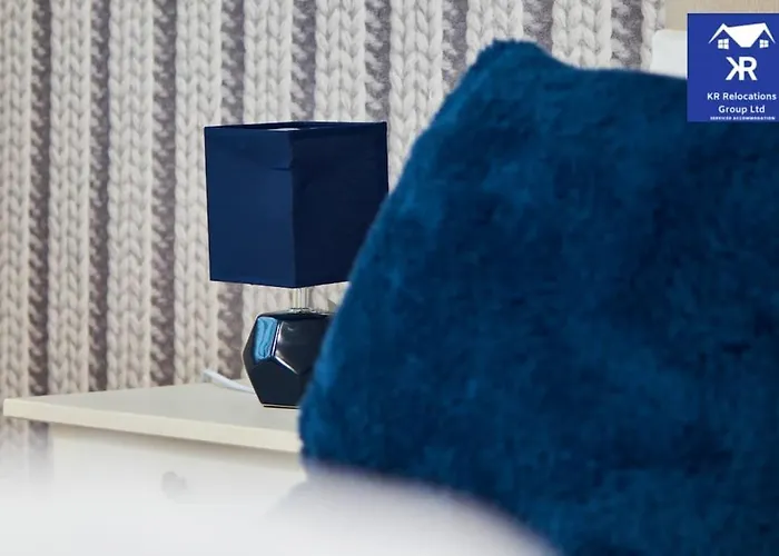 Апартаменти Perfect For Business Travellers & Relocation - 4 Beds, 2 Bath - Free Wifi - Monthly Offers