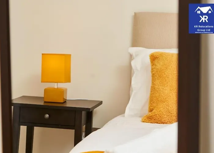 Perfect For Business Travellers & Relocation - 4 Beds, 2 Bath - Free Wifi - Monthly Offers Апартаменти Лідс