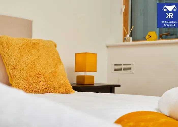 Апартаменти Perfect For Business Travellers & Relocation - 4 Beds, 2 Bath - Free Wifi - Monthly Offers