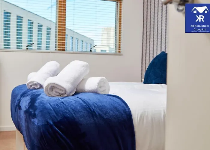 Апартаменти Perfect For Business Travellers & Relocation - 4 Beds, 2 Bath - Free Wifi - Monthly Offers *