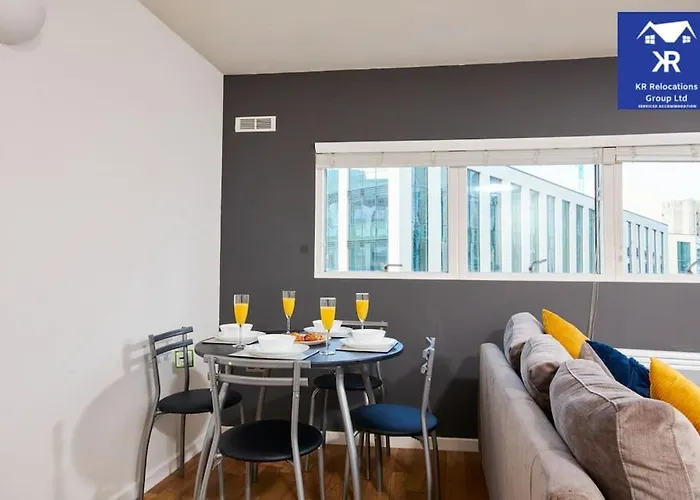 Perfect For Business Travellers & Relocation - 4 Beds, 2 Bath - Free Wifi - Monthly Offers