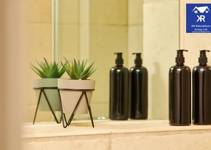Perfect For Business Travellers & Relocation - 4 Beds, 2 Bath - Free Wifi - Monthly Offers Апартаменти Лідс