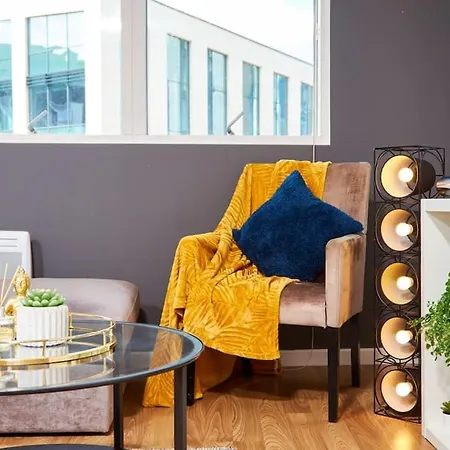 Perfect For Business Travellers & Relocation - 4 Beds, 2 Bath - Free Wifi - Monthly Offers *