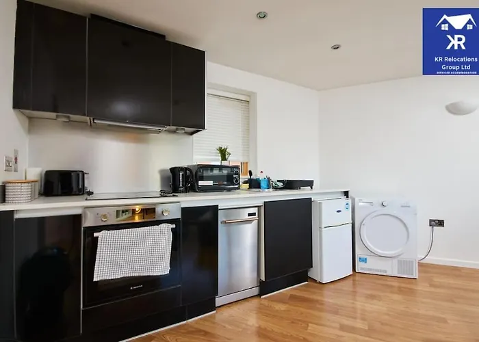 Perfect For Business Travellers & Relocation - 4 Beds, 2 Bath - Free Wifi - Monthly Offers