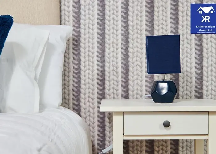 Perfect For Business Travellers & Relocation - 4 Beds, 2 Bath - Free Wifi - Monthly Offers *